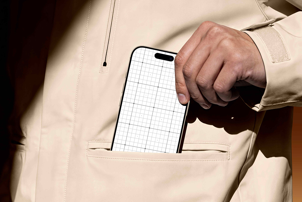 iPhone 17 Pro Max手机揣在牛仔裤口袋中的效果样机展示，呈现真实使用场景